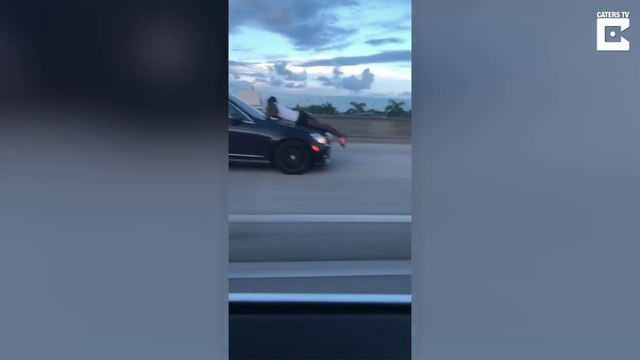 Quand tu croises un homme couché sur le capot d'une voiture à 130 sur l'autoroute