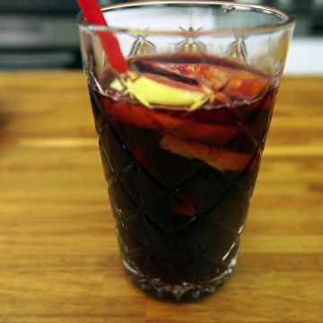 Il n'est jamais trop tôt (ou trop tard) pour apprendre à faire une sangria non ?▶️ La recette :