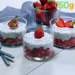 Les fraises sont de retour Voici un dessert gourmand et complet !La recette :