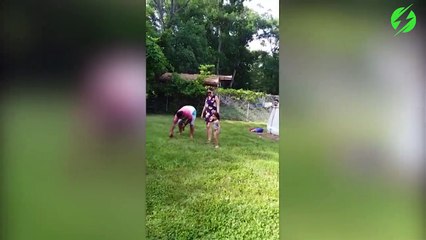 Il se casse la jambe au moment de reveler si son bébé est un garçon ou une fille... Raté