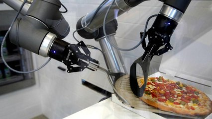 هل تتحدى الروبوتات البشر في صناعة فطائر البيتزا؟