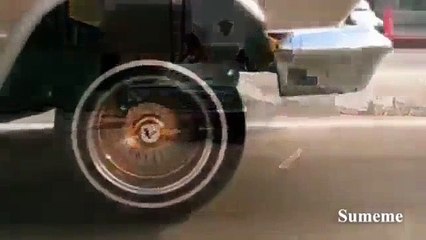 Попугай исполняет 'Still Dre'