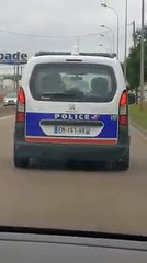 Un policier a été filmé avec son téléphone au volant de sa voiture.