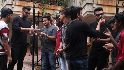 Arjun Kapoor celebrates BIRTHDAY with Fans outside his RESIDENCE; Watch Video | FilmiBeat
