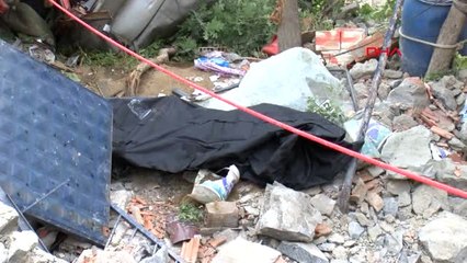 İstanbul Alibeyköy'de Kamyonet Evin Üstüne Uçtu