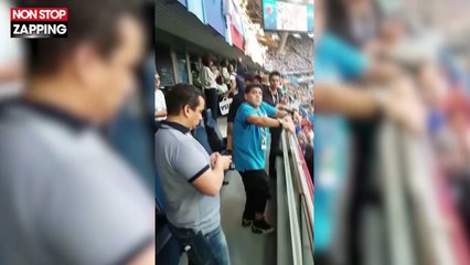 Nigeria - Argentine : Diego Maradona dans un piteux état, il se fait évacuer du stade (vidéo)