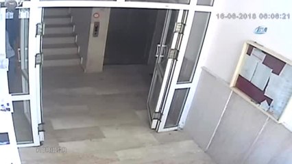 Hırsızı Kolundaki Kadın Dövmesi Ele Verdi...kablo Hırsızı Kamerada