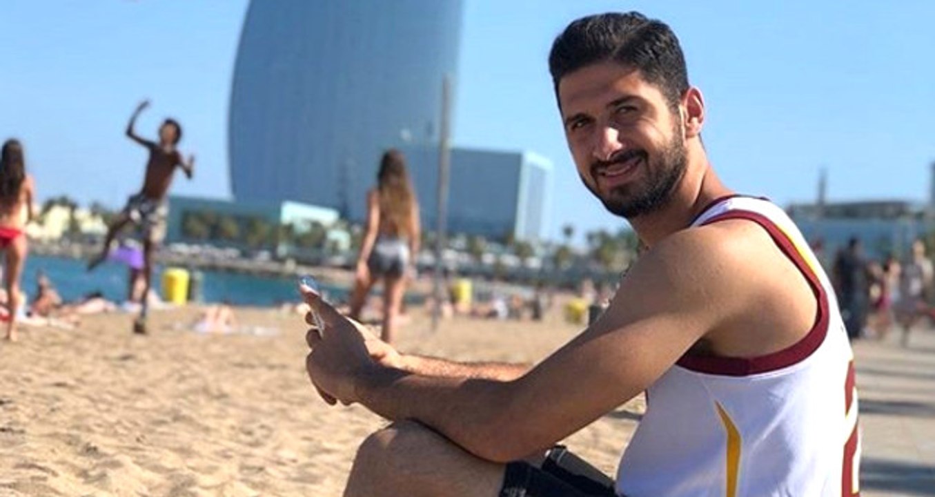 Emre Akbaba'nın Tişörtü, Galatasaraylı Taraftarları Heyecanlandırdı