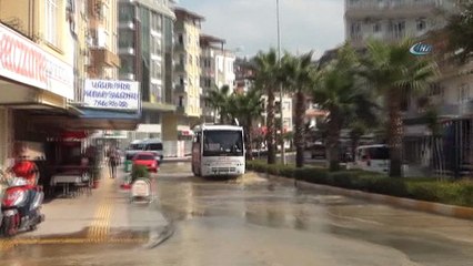 Manavgat 35 derece sıcakta su baskını yaşadı