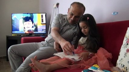 İnternette tanışıp evlendiler...4 yıl önce dünyaya sağlıklı bir kız çocuğu getiren engelli çift, mutlu hayatlarıyla görenlerin ilgi odağı oluyor