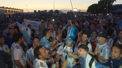 Bertahan di Piala Dunia, Fans Argentina Berpesta