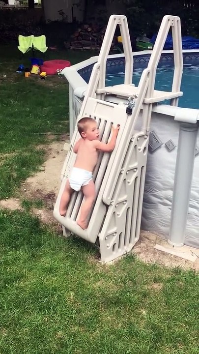 Un enfant escalade une échelle