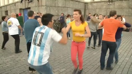 Download Video: Fans Argentina Bahagia Karena Pesta Dansa Dadakan