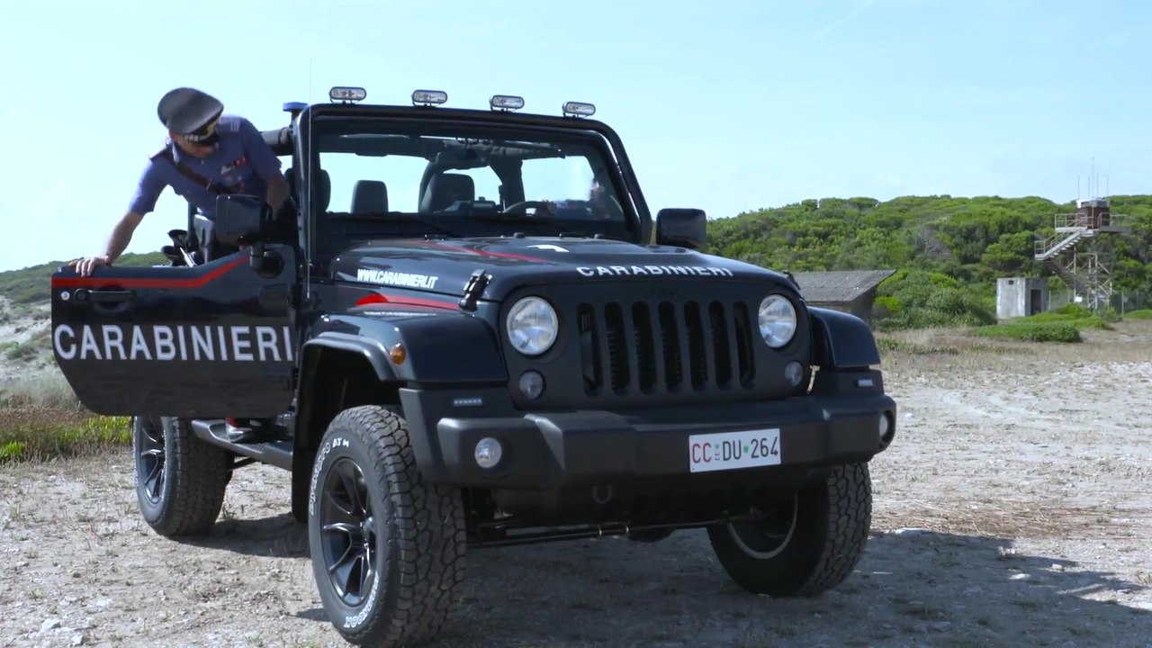 Italienische Carabinieri begrüßen ihren Jeep Wrangler