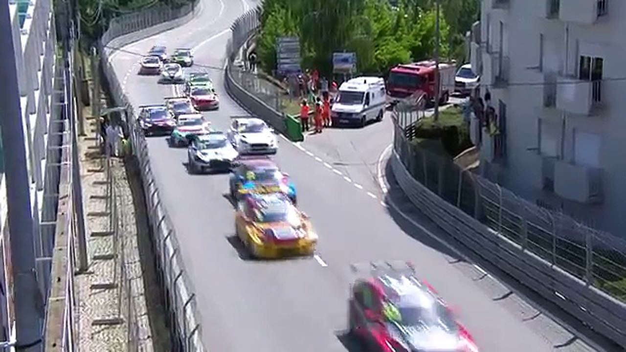 Un énorme carambolage au départ de la course de WTCR (Portugal)