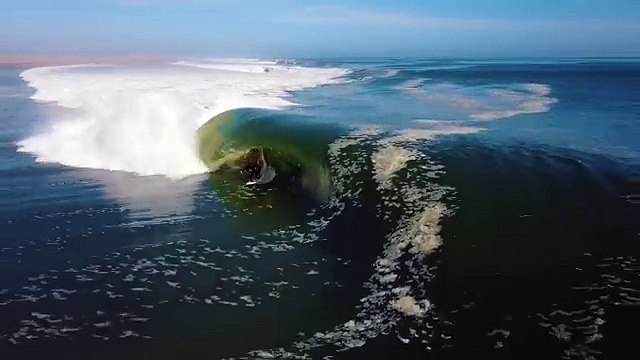 Un surfer reste sur la même vague durant 2 minutes (SURF)