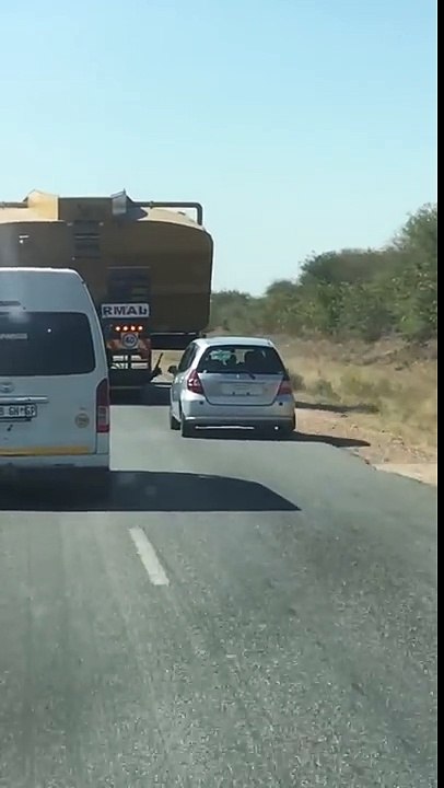 Une voiture veut doubler coûte que coûte