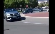 Il veut faire le malin avec sa Mercedes... mais c'est raté !