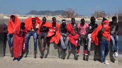 Hundreds of migrants arrive at Tarifa