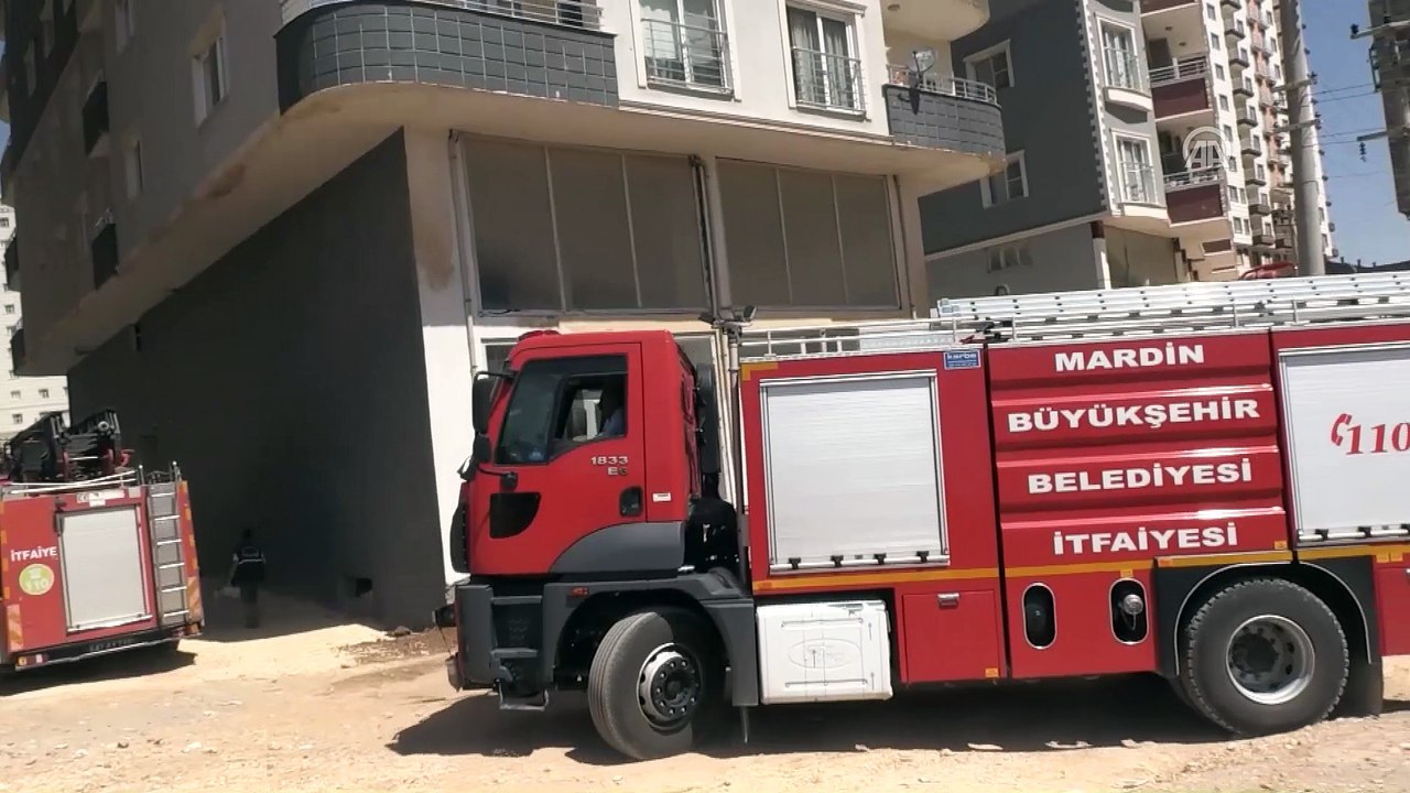 Yangında mutfak dolabına saklanan çocuk itfaiye ekiplerince kurtarıldı - MARDİN