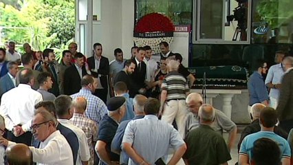Alpay Özalan'ın babası son yolculuğuna uğurlandı