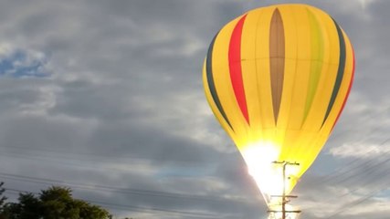 Une montgolfière percute une ligne électrique et finit sa course dans un lac