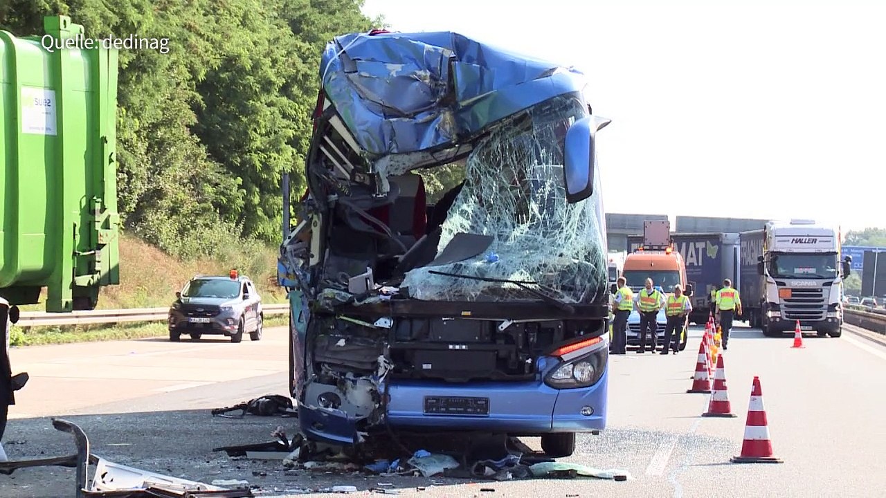 Schweres Busunglück auf der A5: Eine Tote und dutzende Verletzte