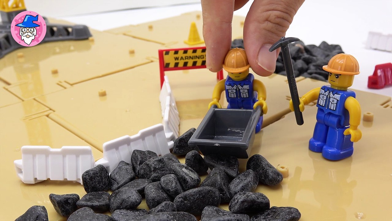 Construction toys and construction site play~!