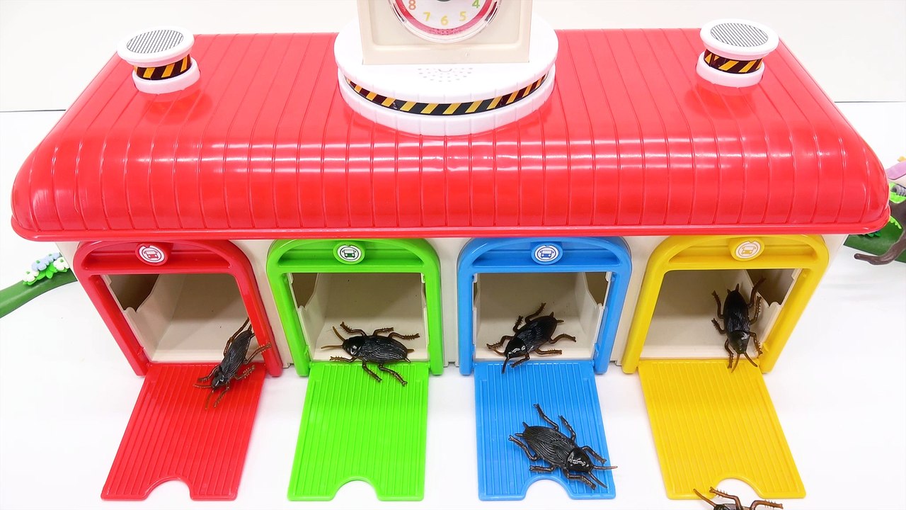 Cockroach attacks Poli and friends! Please help them!