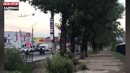 Russie : Un motard en fuite traîne un policier sur la route (vidéo)