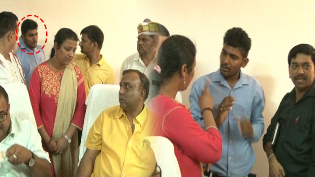 लाइट जाने पर पार्षद समर्थकों ने की बिजली विभाग के कर्मचारी की चप्पलों से पिटाई