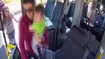Kaza yapan anne ve bebeğini halk otobüsüyle hastaneye götürdü - SİVAS