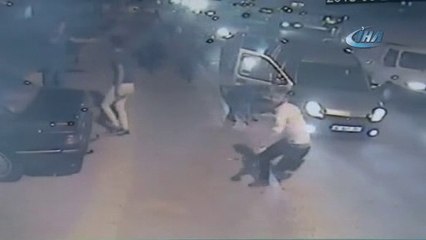 Antalya’da Türk Bayrağı Asılı Markete, 30 kişilik Grup Taş ve Sopalarla Saldırdı