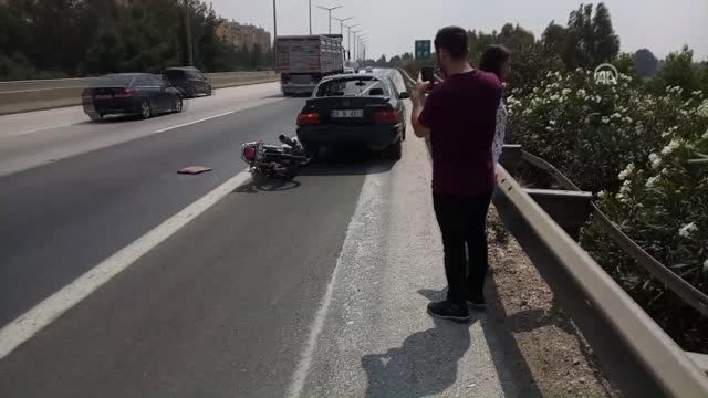 Motosikletli Çarptığı Otomobilin Camından İçeri Girdi