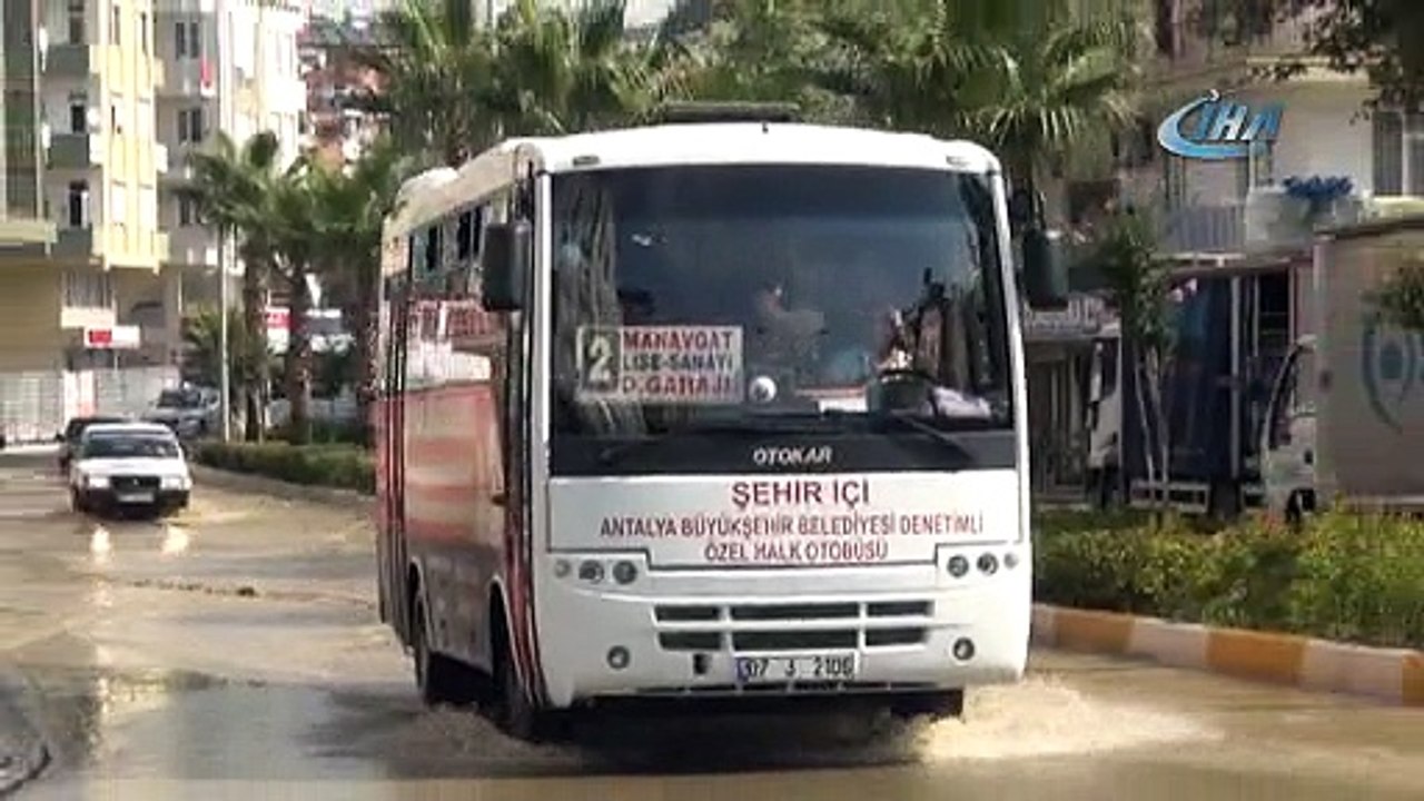 Antalya’da Patlayan Boru Caddeyi Sular Altında, Vatandaşı da Susuz Bıraktı