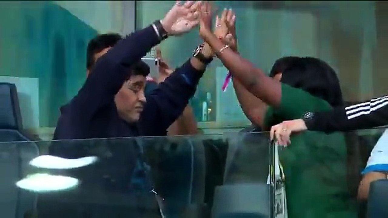 Vídeo Maradona dança na bancada, tira soneca e faz gesto polémico