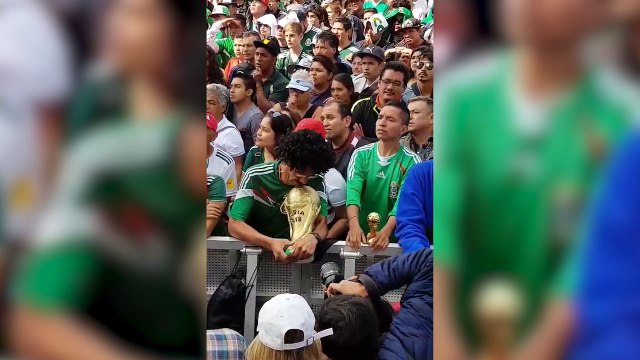 Así se celebra el segundo gol de Corea en el Zócalo capitalino. México clasifica gracias a Corea del Sur