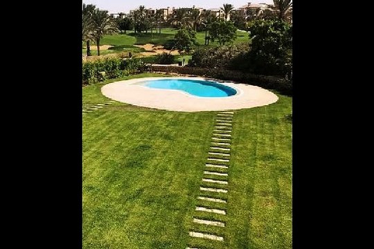 فيلا مستقلة للإيجار تطل على الجولف فى قطامية ديونز بحمام سباحة متميزة