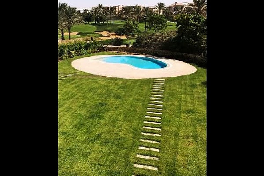 فيلا مستقلة للإيجار تطل على الجولف فى قطامية ديونز بحمام سباحة متميزة