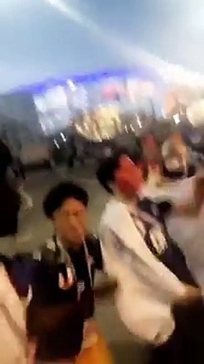 Senegal - Japonya maçı sonrası Senegalli ve Japon taraftar One Piece - We are şarkısını söylüyor 