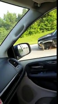 Sans roue avant cette voiture fonce sur l'autoroute !