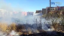 Los bomberos trabajan en un conato de incendio en la zona de La Cuesta