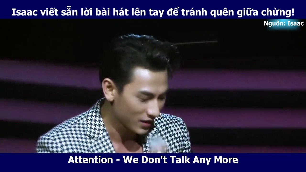 Isaac viết sẵn lời bài hát lên tay để tránh quên giữa chừng!