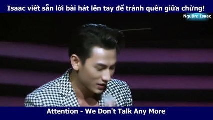 Isaac viết sẵn lời bài hát lên tay để tránh quên giữa chừng!