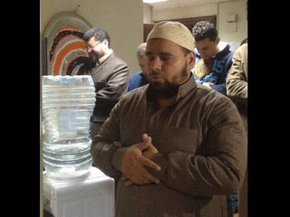 الشيخ عبد الله كامل يبكي العاملين بقناة الندى في صلاة العشاء