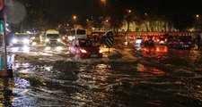 İstanbul'da Etkili Olan Kuvvetli Yağış Caddeleri Göle Çevirdi, Araçlar Yollarda Kaldı