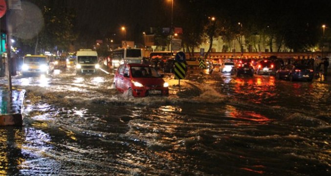 İstanbul'da Etkili Olan Kuvvetli Yağış Caddeleri Göle Çevirdi, Araçlar Yollarda Kaldı