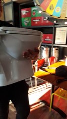 Mousse au chocolat dans la cuvette des toilettes (Israël)