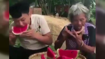 '수박 빨리 먹기'...할머니의 비법은?  / YTN