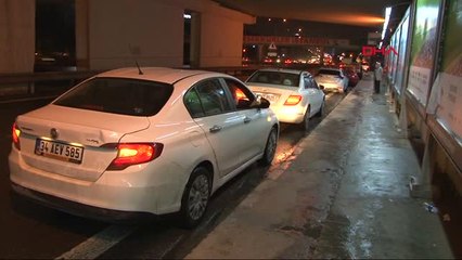 Dolu Yağışında Köprü Altına Sığındılar